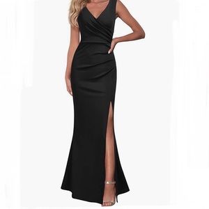 New Beautiful Black Sleeveless, V-Neck Body-Con Formal Bridesmaids Dress SZ: L